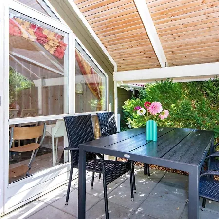 6 Person In Ansager-by Traum